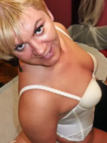 Amad blonde christi perform