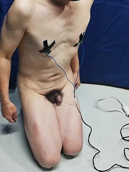 乳首に電気を通して感じている