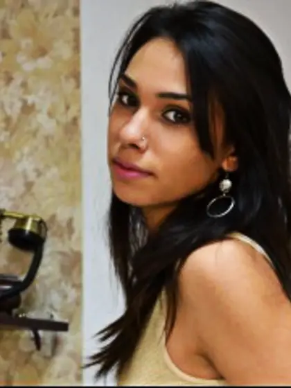 Brunette rebeca perform dancing