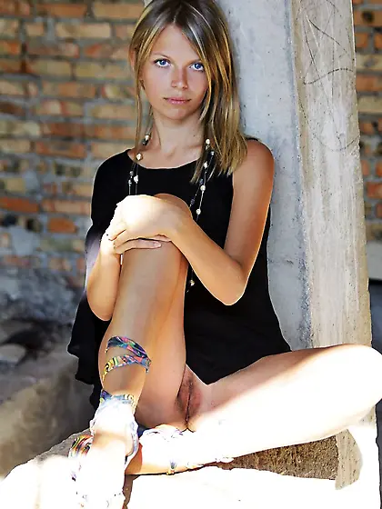 Scorching hot solo girl showing her body while exploring a ruine