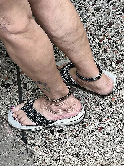 Gilf feet at supermarket