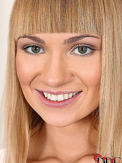 Having got absolutely naked this kinky blonde Melita Nubiles get