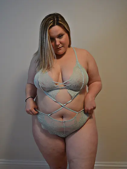 Cheating Slutty BBW wife loves to pose