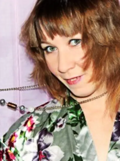 Brunette Elsa Vibrator.