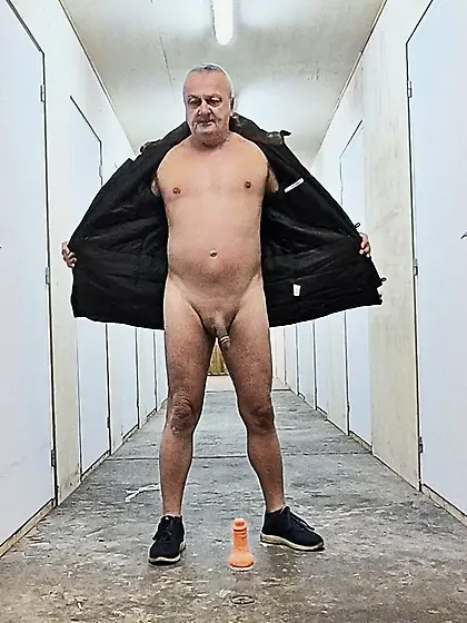 Nu et offert dans la cave