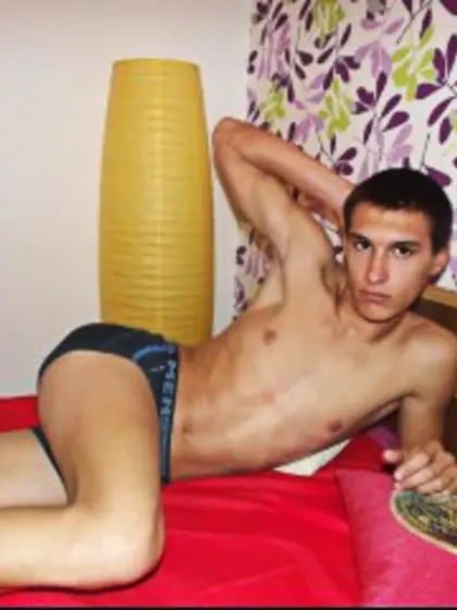 19 yo brunette Alexdilan.