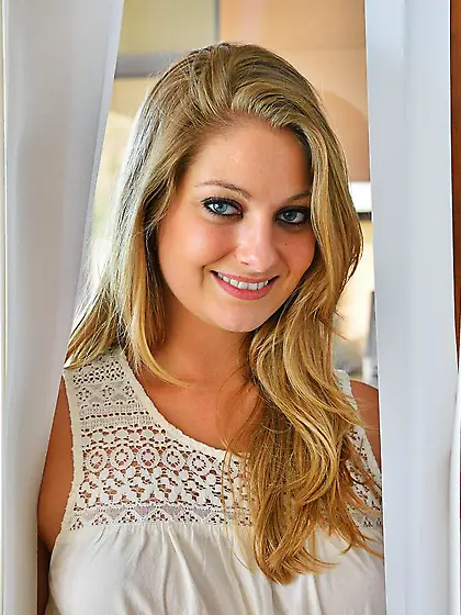 Nice-belly blonde babe Veronica Weston flashes her hot tits and