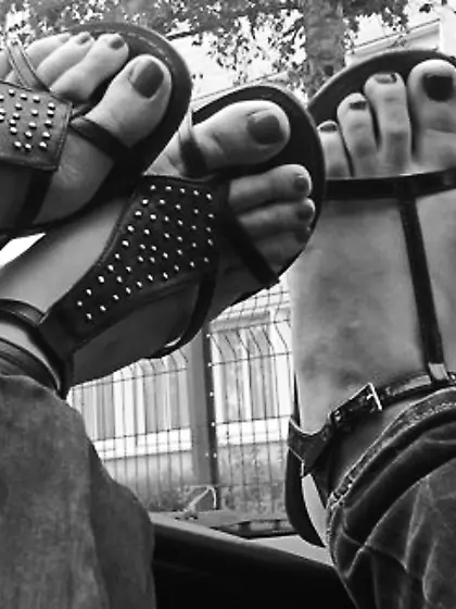 Voyeur Teen feet foot barefeet barefoot toes soles