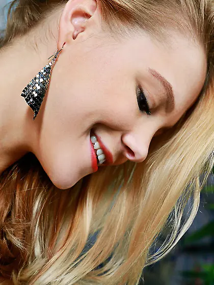 Blond-haired teen in red heels shows her stunning ass from behin