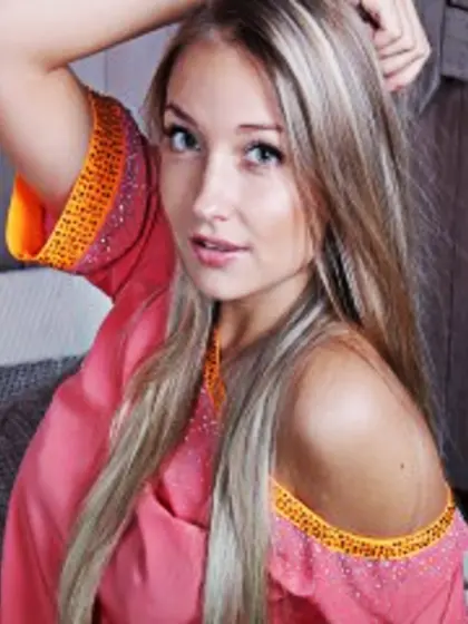 Blonde sinntia perform close