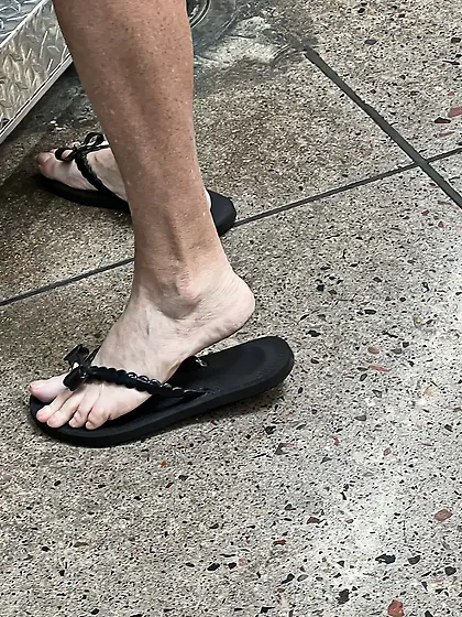 Gilf feet at supermarket