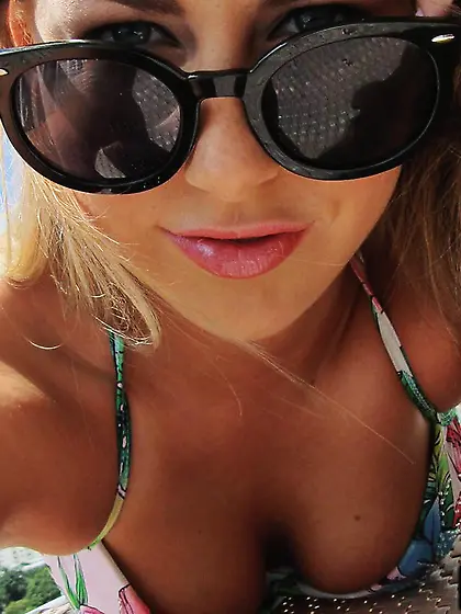 Carter Cruise is sucking the dick and then it is jumping into he