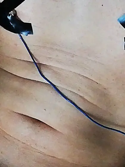 乳首に電気を通して感じている