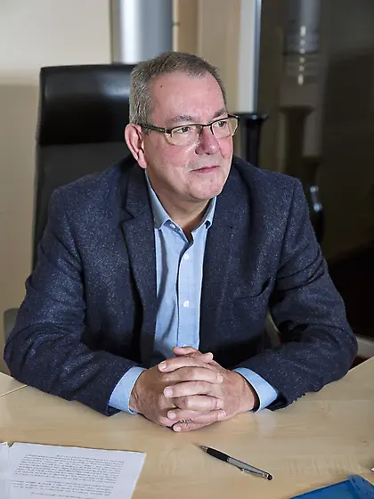 Nerdy brunette catches colleague sucking old boss' cock and want