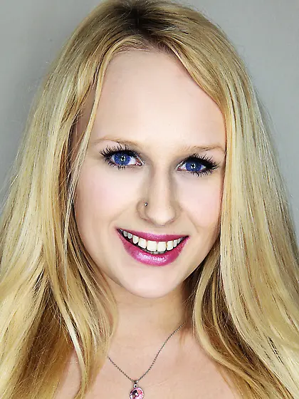 Big-titted blondie opens door