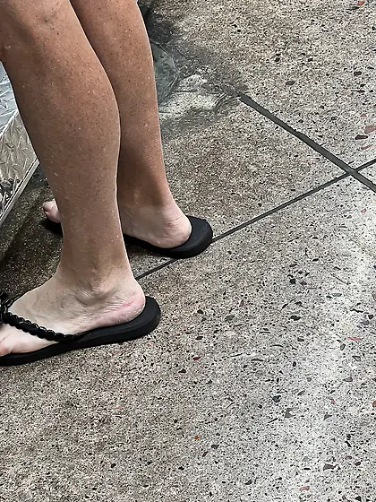 Gilf feet at supermarket