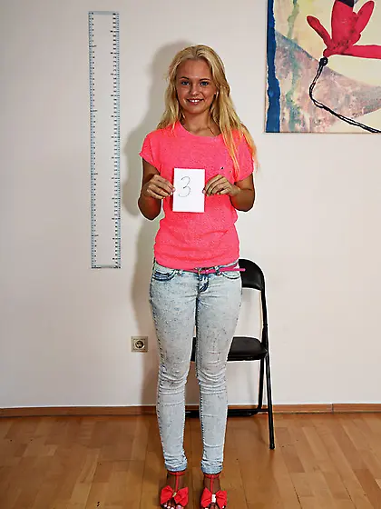 Alluring and sexy blondie Vanda Lust wants you to have a peek at