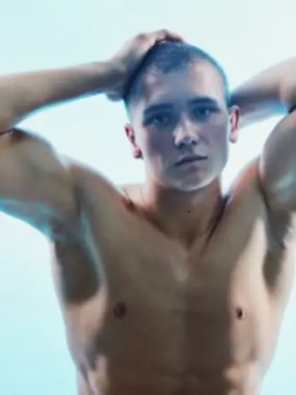 Blonde vincent perform close