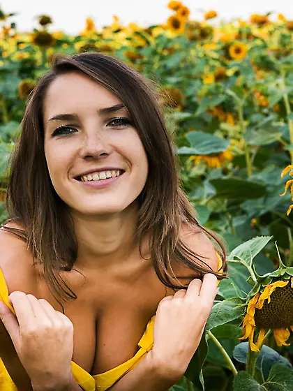 Charming babe Semmi A takes off her dress in the field and shows