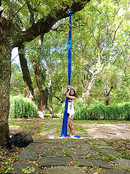 Flexible girl working out outside and looking like hottest hoe