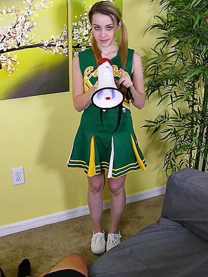 Sweet cheerleader Alexia Gold doesn???t lose her chance to strok