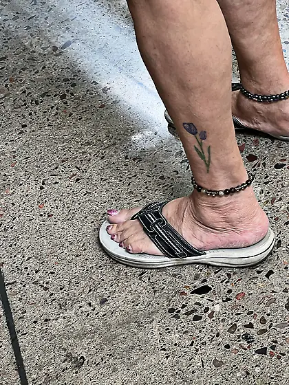 Gilf feet at supermarket