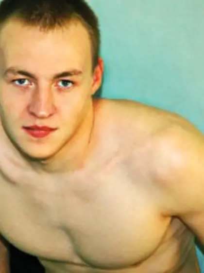 Blonde tomas perform close